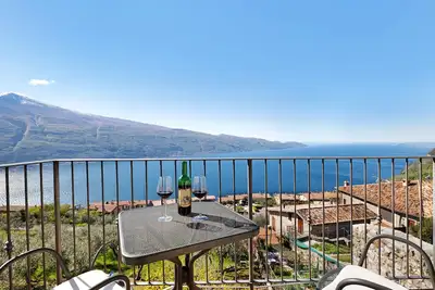Image de Appartement de vacances \"Rustico Spagnol 2\" avec vue sur le lac, piscine et Wi-Fi.