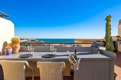 Image de Appartement de vacances \"Casa Rosado\" avec vue sur la mer, piscine et Wi-Fi.