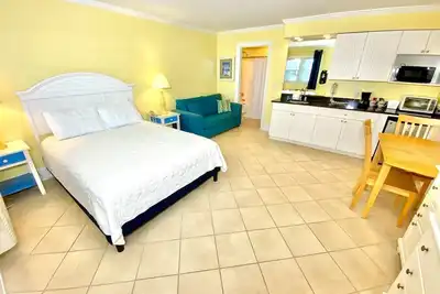 Image de Pet-friendly, Hidden Gem, 3 Blocks to Beach! Unit 203