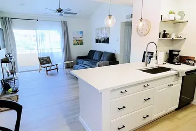 Image de Stylish 2bd-2bth, pool\/spa\/courts