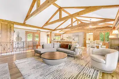 Image de Stunning home with mountain view, fireplace, Ping-Pong table & washer/dryer