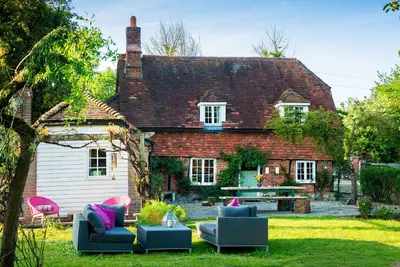 Quaint Kent Countryside Retreat - cottage, log fires, hot tubs & unique rooms