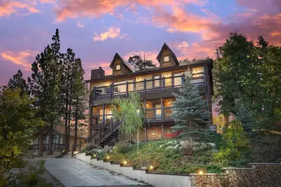 Image de Upscale Designer Chalet Amazing Game Room