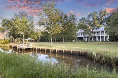 Image de Ms Elizabeth- Southern Charm, Modern Elegance