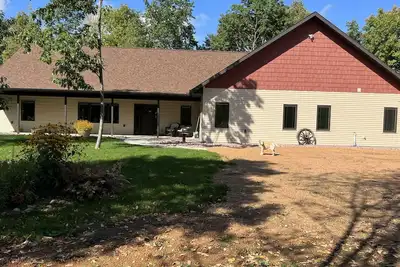 Image de 40 wooded acres and newer home with high end appliances