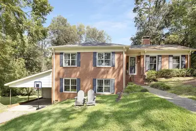 Image de Charm of SouthPark - 5 Bedrooms - 1 of a Kind Lot!