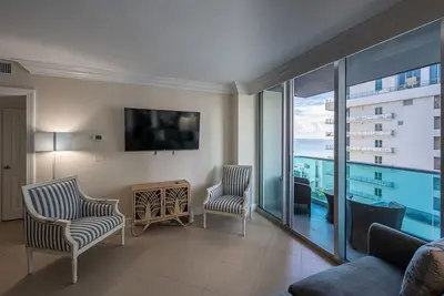 Image de Gorgeous Cozy Beach Apartment! First line on sand!