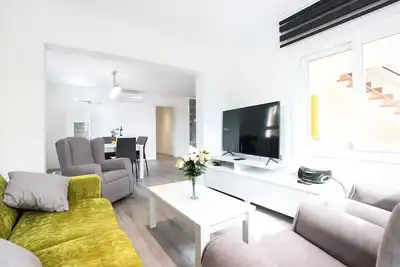 Image de Rieres. Modern apartment near the beach.
