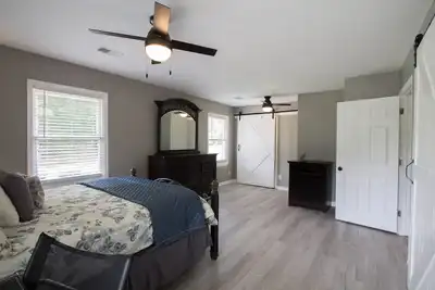 Image de Remodeled family home, 5 minutes away from the park!