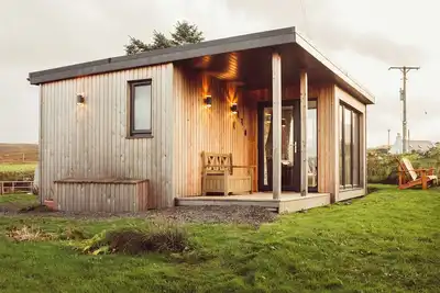 Image de Luxury self-catering cabin - panoramic mountain views, short walk from the beach