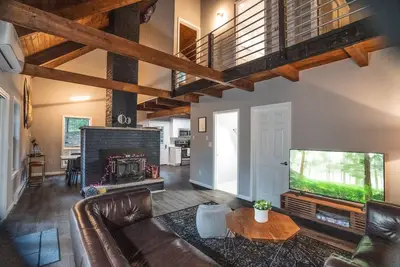 Image de Cozy Arctic Getaway w/ Hot Tub near Bushkill Falls