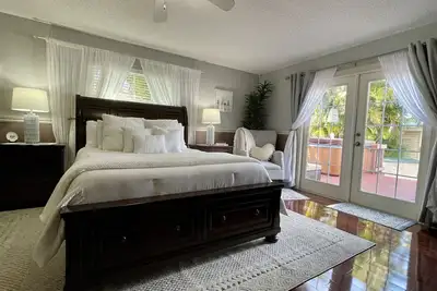 Image de Spacious 3/3 Apt w/Hot Tub/75in Tv/Mac Computer