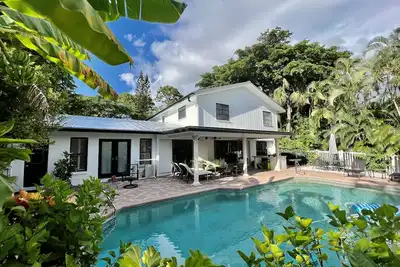 Image de Waterfront Paradise / 5br + Dock + Prime Location