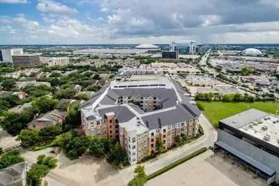 Image de Spacious & stylish 2br/ 2ba med center condo.