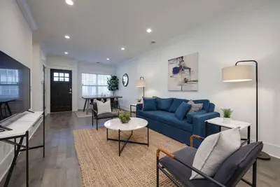 Image de 10 Mins To Broadway - Gorgeous Gated Townhome