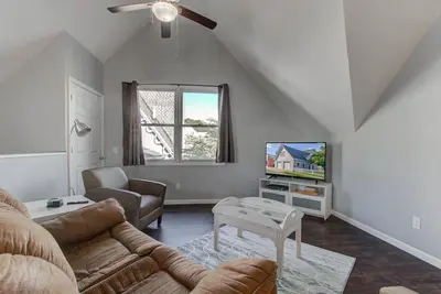 Image de Cozy 2br Guesthouse! Walk to Downtown Noblesville!