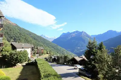 Image de Extérieur : appartement 2 pièces avec balcon plein sud avec vue sur le Cervin. Mobilier de terrasse