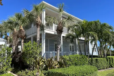 Image de Oceanfront-Spacious 4 Br home, New Kitchen, Pool & Beach, 31' Boat Slip Included