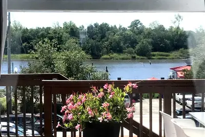 Image de artsy downtown river view condo