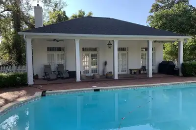 Image de Private oasis on the grounds of Historic Ravenna Antebellum Mansion