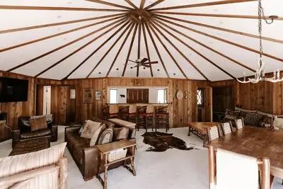 Image de ★Cabin with Treehouse Views, 3 King Beds, 4 Bunks, and Large Hot Tub! ★