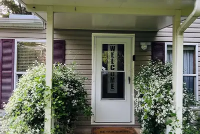 Image de Adorable 3 Bedroom Walking Distance to Stadium & Campus