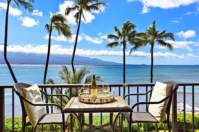 Image de Grandiose ocean views with a renovated kitchen
