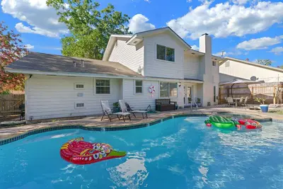 Image de theOAKloft-Heated Pool / HotTub- Games - Bring Fido- Memorable Experience
