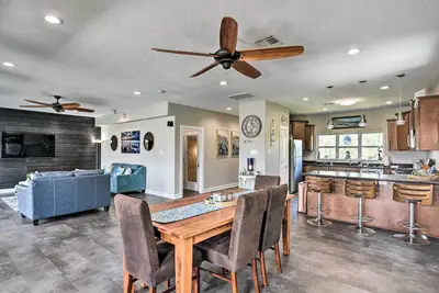 Image de Secluded Seabrook Waterfront Home w\/ Patio!
