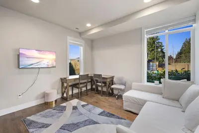 Image de Luxury 1-Bedroom guest suite with private entrance