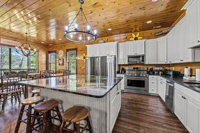 Image de Walk to Gatlinburg - Cabin Sleeps 46! Game/Theater Room, Pool Access, Hot Tub