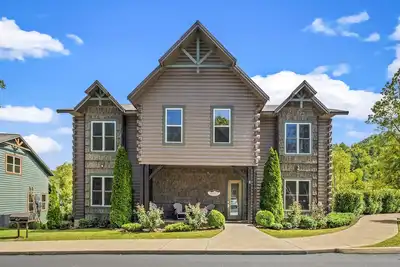 Image de Walk to Downtown Gatlinburg! Game/Theater Room, Pool Access, Hot Tub! Sleeps 64