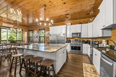 Image de Walking Distance to Downtown Gatlinburg! Game/Theater Room, Hot Tub, Pool Access
