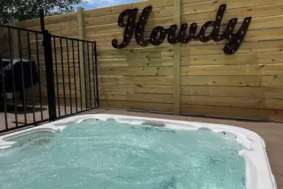 Image de East Austin Oasis: Hot Tub, Private Deck, Spa-Like Rainfall Shower