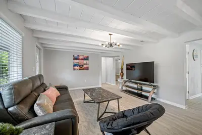 Image de Roomy 3br Near Beach - Pet-Friendly - Top Location