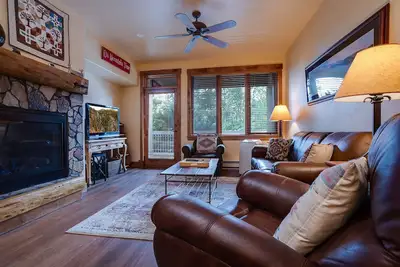 Image de Tl2105 | Gorgeous Setting | Close to Skiing | 10 Hot Tubs | Winter Shuttle