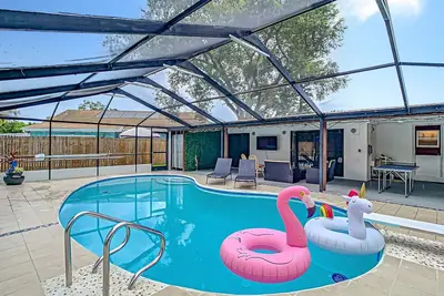 Image de Mad Beach Bungalow w/ Heated Pool - 4 Mins to Madeira Beach