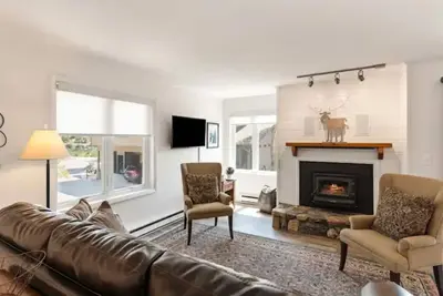 Image de Elegant-Sunny-Easy-Close To Base-Updated Condo