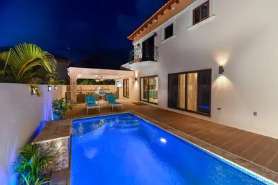 Image de New Luxury/Modern 3bd/3. 5bath with ***Private Pool***