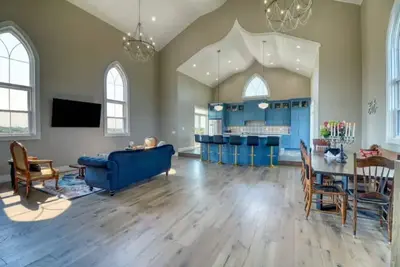 Image de Gorgeous and Convenient Chapel House!