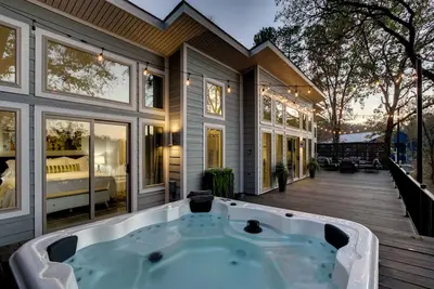 Image de Brand New 2/2 hilltop Hideaway w/lrg deck/hot tub/outdoor fire pit & game room!
