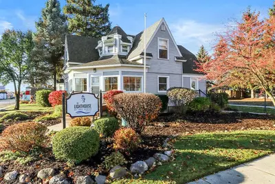 Image de The Lighthouse: Walk to Downtown, Firepit, Private Parking for 6 cars, Sleeps 10