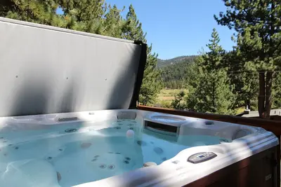 Image de Tahoe Tranquility! Newer, modern home close to lifts & village, hot tub
