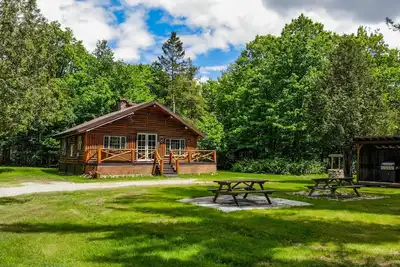 Image de Chalet en bois rond situé sur une île privée.