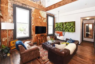 Image de Elm 7  · The Loft Otr | The Cable House