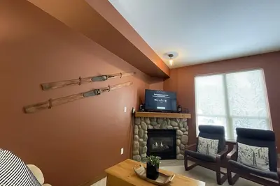 Image de Perfect Ground Floor Condo in Creekside - close to the village and trails