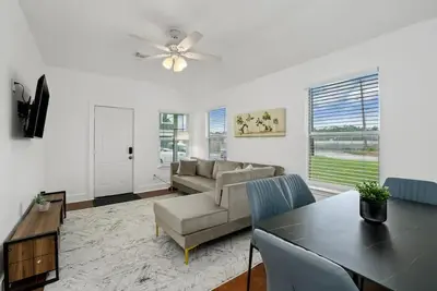 Image de Central Houston - Bright and Spacious Modern Mid - 4 miles to Dt