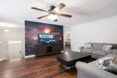 Image de LakePoint Getaway - Spacious home w/ King Bed, 1 mile from LakePoint Sports
