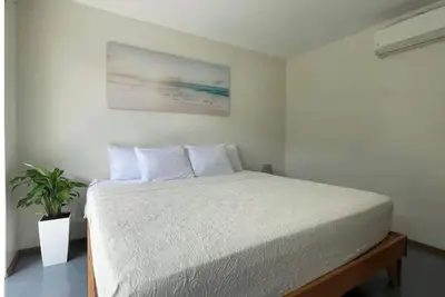 Image de Unbeatable location. Walking distance to everything!