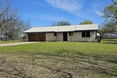 Image de Private home with **Game Room** on over half an acre of land!